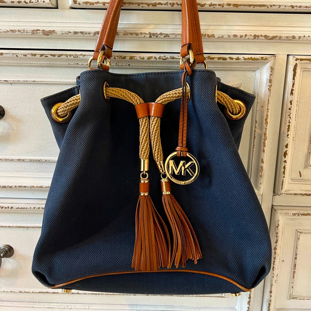 ❤️BEAUTIFUL❤️Michael❤️ Kors - Marina Navy and gold bag❤️ EUC